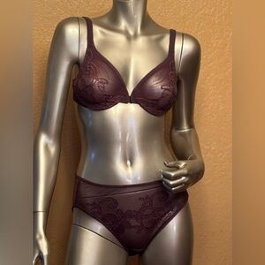 NWT Victoria's Secret lace, underwire, front-closure, unlined bra & panty set